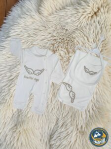 ابيض ف رمادى